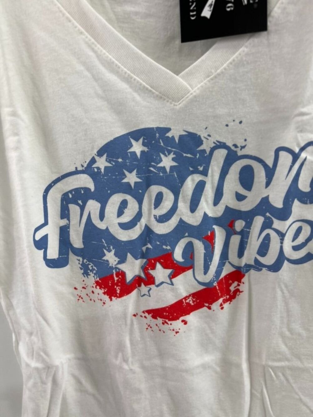 Grunt Style Freedom Vibes Women’s V-Neck T-Shirt Sz. L USA Patriotic Graphic - Picture 2 of 11